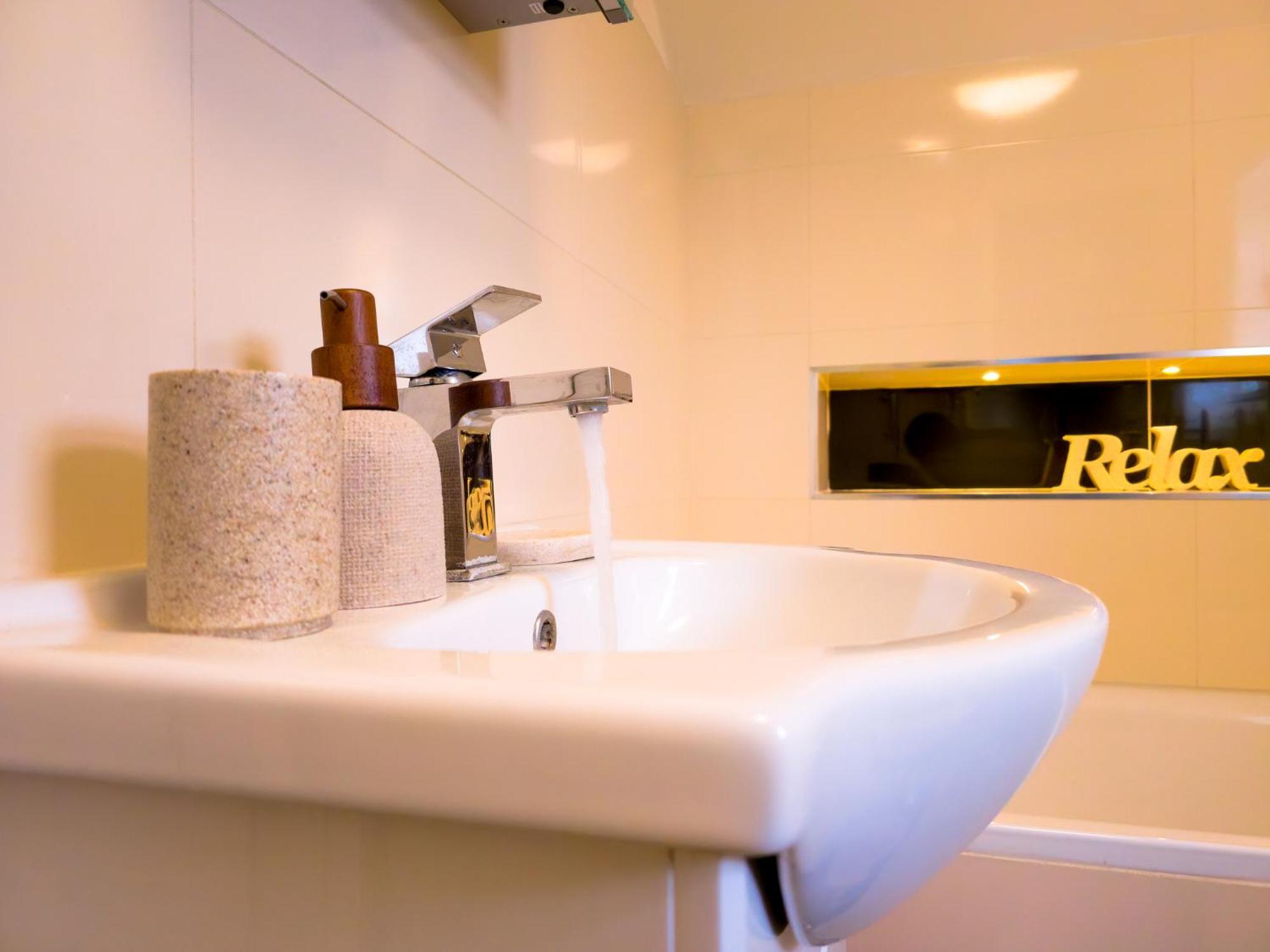 Charming London Home, Opp Arnos Grove Underground Station, Parking New Southgate Kültér fotó